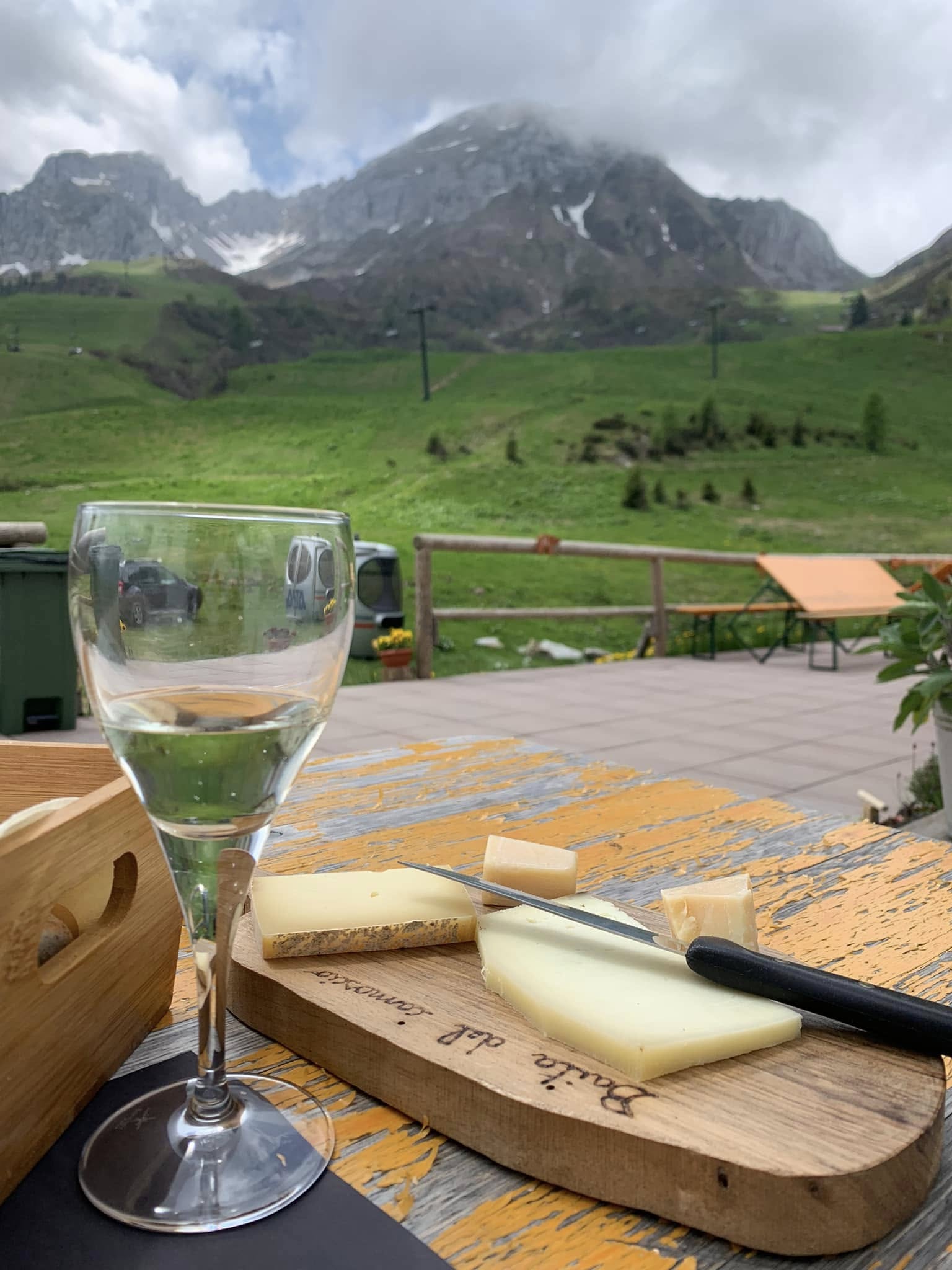 Tagliere di formaggi e vino con vista sui monti
