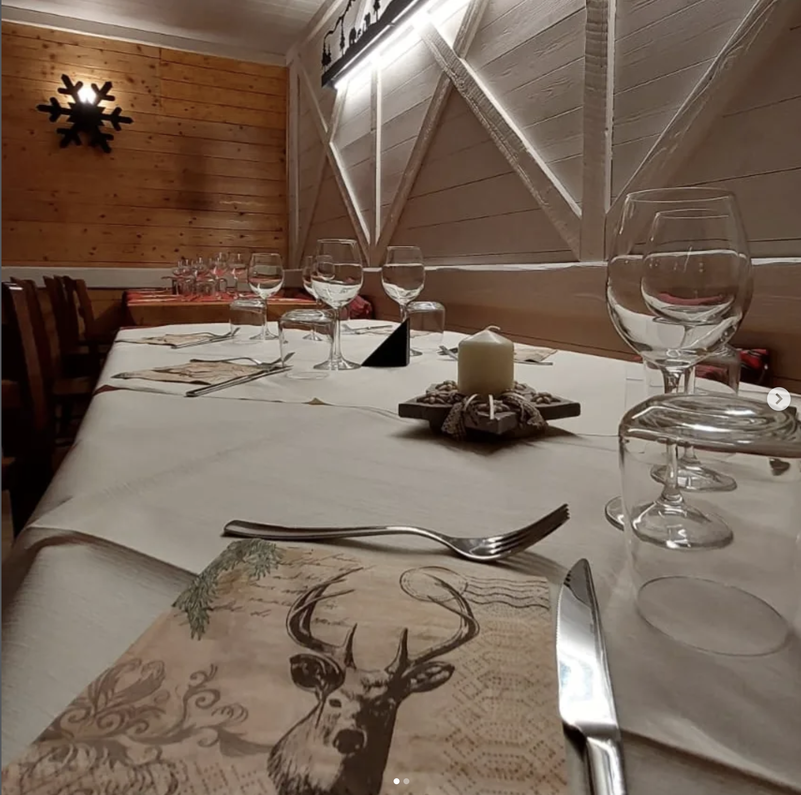 La sala in legno apparecchiata