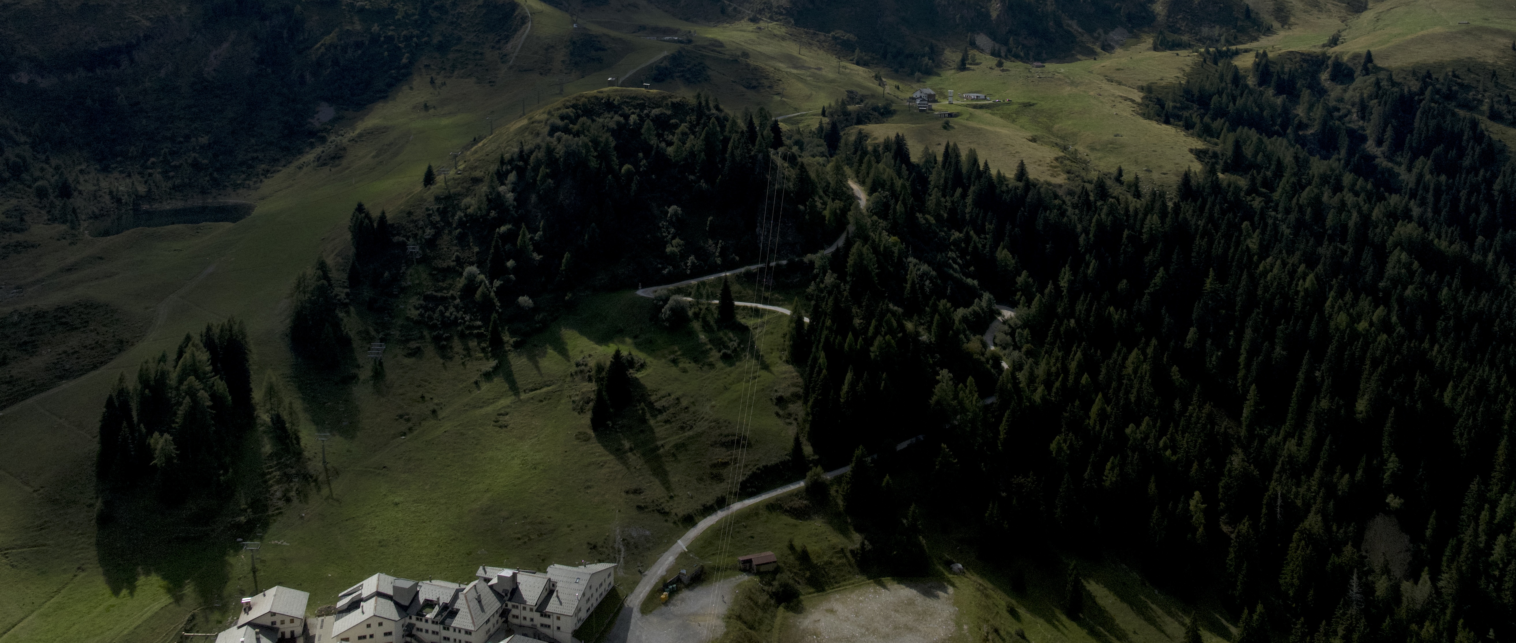 La strada che sale a San Simone vista dall'alto
