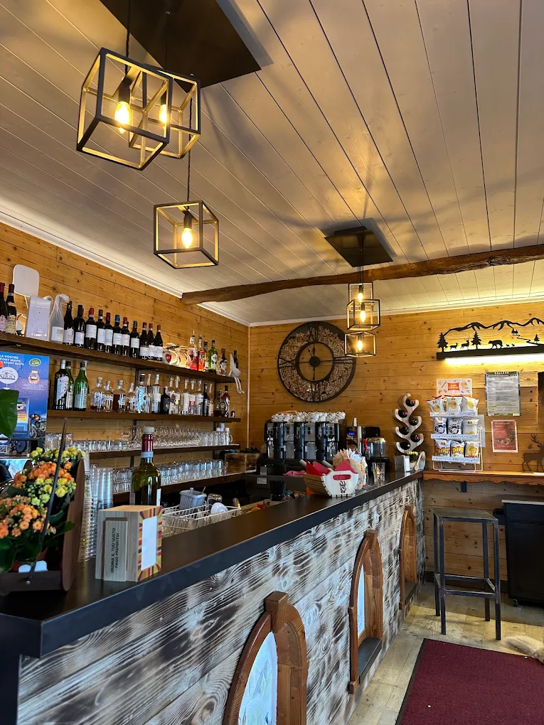 La vecchia cabina della funivia trasformata in salottino sul prato