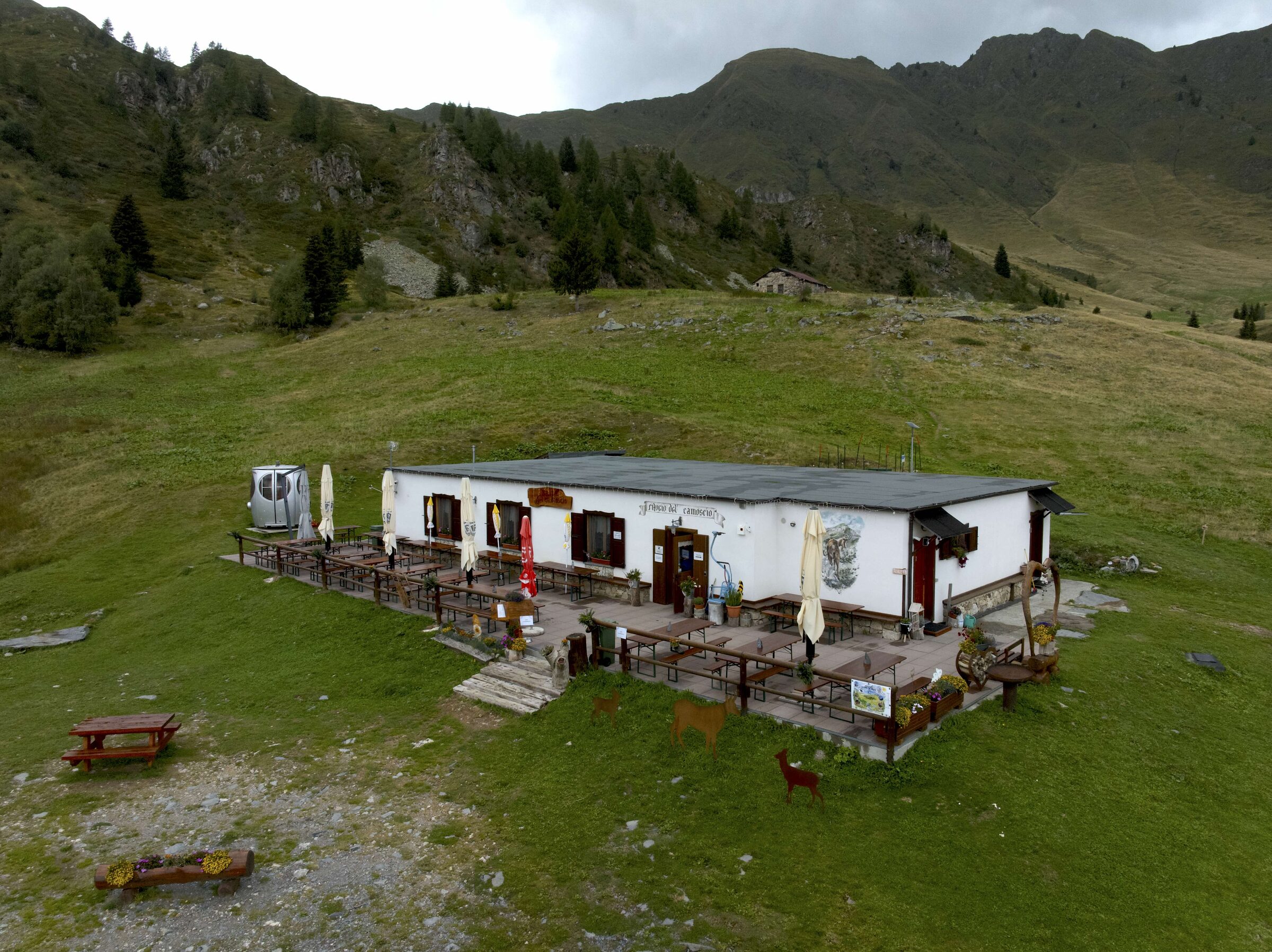 La Baita del Camoscio vista dall'alto, nella conca di San Simone